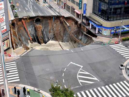 Şəhərin mərkəzi yolu çökdü: Böyük çuxur əmələ gəldi - FOTO