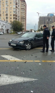 İcra Hakimiyyətinin qarşısında yol qəzası - FOTO