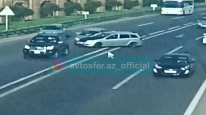 Aeroport yolunda qeyri-adi qəza; Başqa maşını vurmamaq üçün özü qəzaya düşdü - VİDEO 