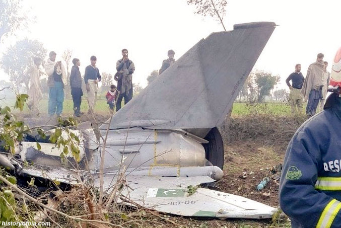 Pakistanda hərbi təyyarə qəzaya uğradı; 2 pilot öldü - FOTO + VİDEO