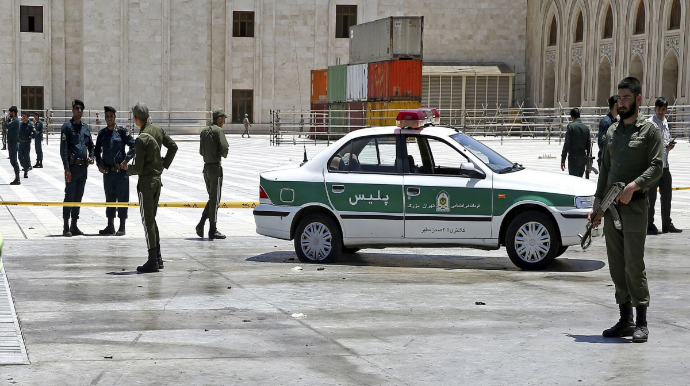 İranda seçki qutusunu daşıyan avtomobilə atəş açılıb 
