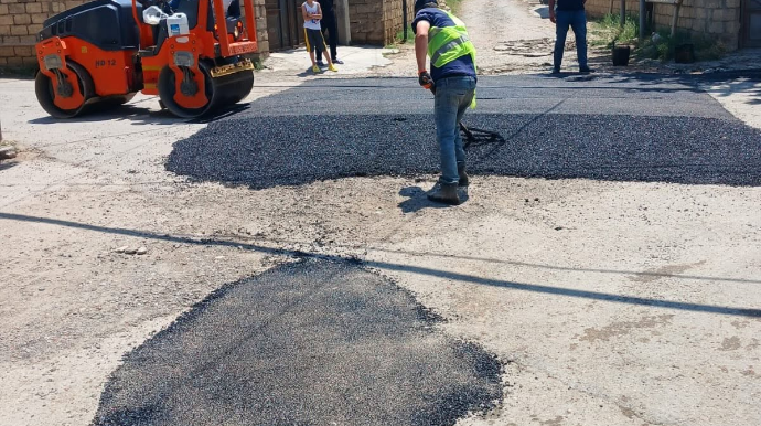Bələdiyyənin yolu bütövlükdə asfaltlamaq əvəzinə yamaq vurması GÜNDƏM OLDU - FOTOSESSİYA