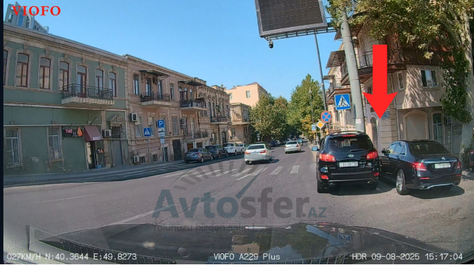 Bu küçədə sürücülər dayanma-durma qaydasına əməl etmirlər: Piyadalar təhlükə ilə üz-üzə qalıb  - VİDEO