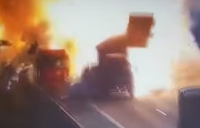 İki yük maşınının toqquşdu: yol bağlandı - VİDEO