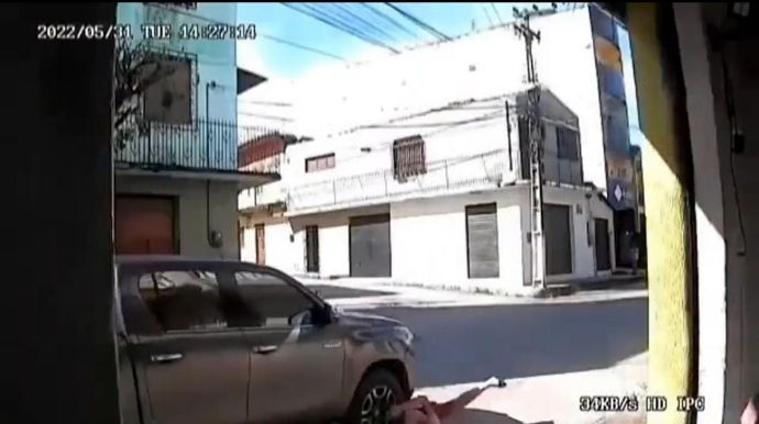 Motosikletlə toqquşdu; Maşının altına girdi  - VİDEO