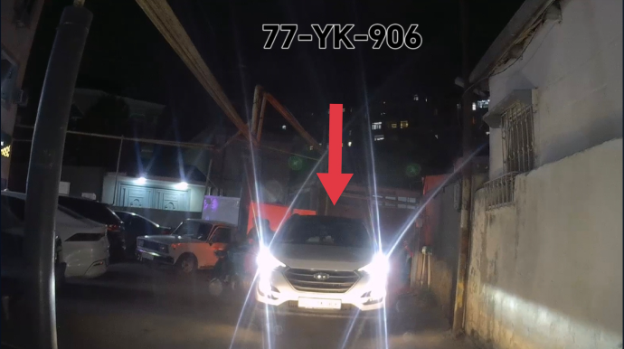 Sürücü hərəkəti iflic etdi, xanımı isə "söhbət xırdaladı": "Az danış, ağsaqqallıq eləmə" - VİDEO