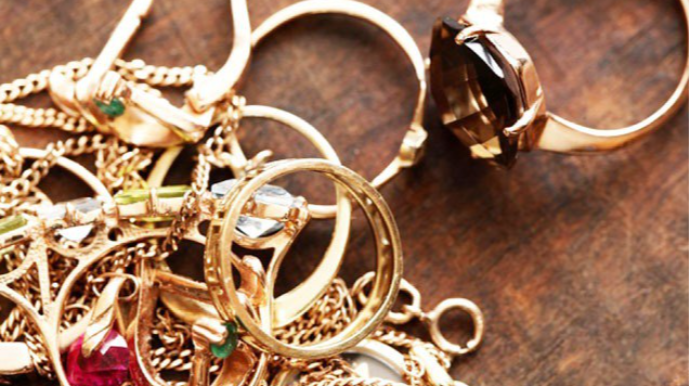 Bakıda tələbə tanımadığı evin tualetinə girdi - Qızılları oğurladı