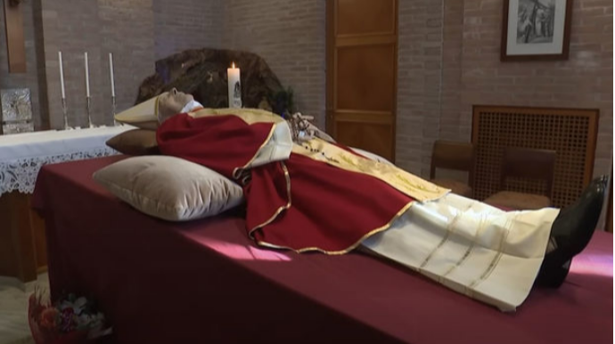 В Ватикане прощаются с Бенедиктом XVI  - ВИДЕО