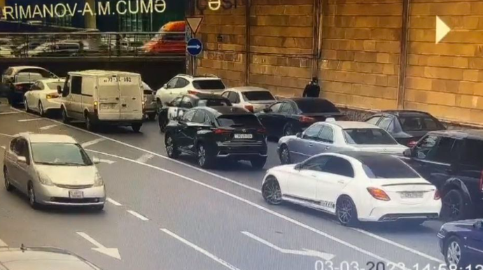 Bu küçədə xətti tapdalayan sürücülərin diqqətinə! - Kamera quraşdırıldı   - VİDEO