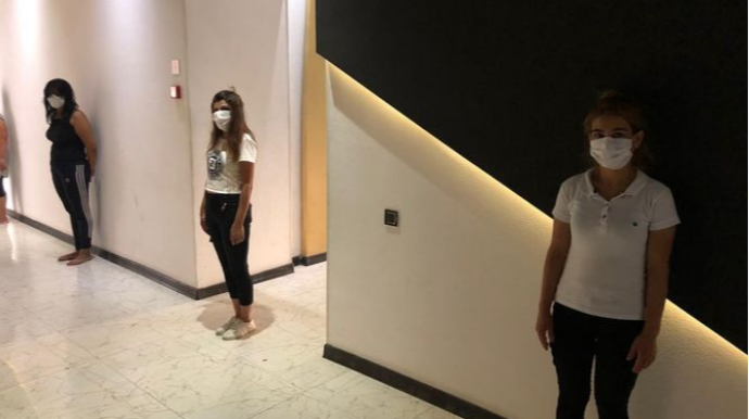 Bazarda gizli faəliyyət göstərən kafe aşkarlandı;  8 qadın saxlanılıb - FOTO 