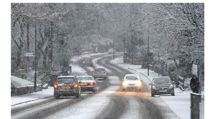 Maşın sürüşdü: yolu keçən qadını belə vurdu - VİDEO