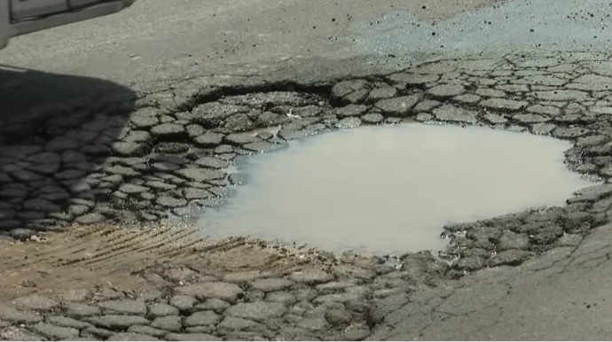Sürücüləri cana yığan iri çuxurlar: Nəqliyyat sıxlığına səbəb olan problem - VİDEO 