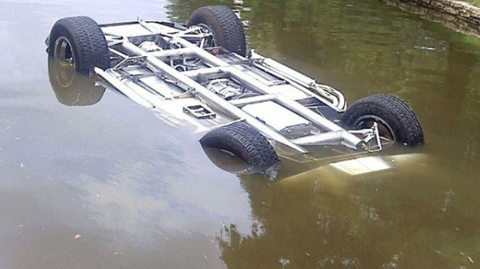 Ağdaşda maşın su kanalına düşdü