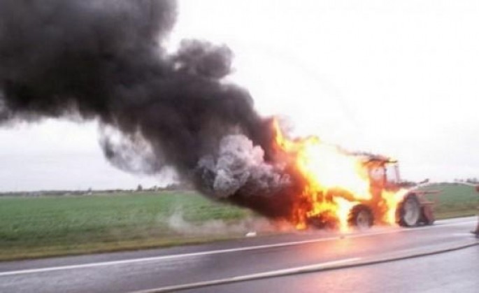 Traktorun qoşqusunda olan 1 ton ot bağlaması yanıb