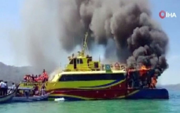 Malayziyada bərə yandı: 55 nəfər xilas edildi - VİDEO