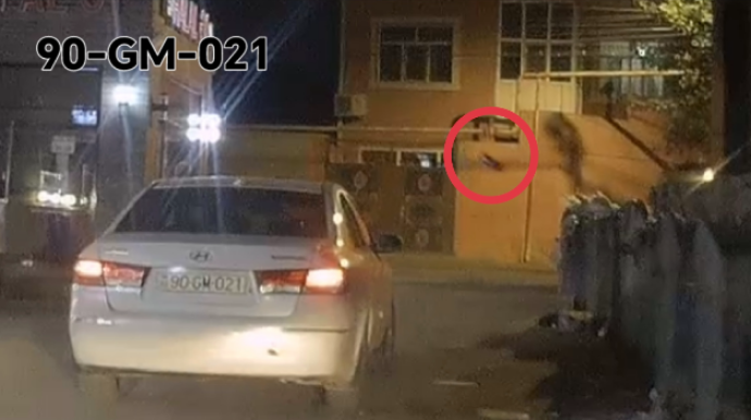 В Хырдалане водитель выбросил банку из-под энергетика через окно автомобиля -  ВИДЕО 
