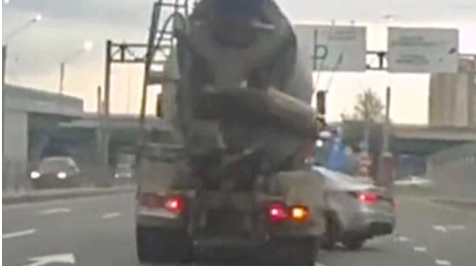 Beton qarışdıran maşın avtomobili baxın necə yolundan etdi   - VİDEO