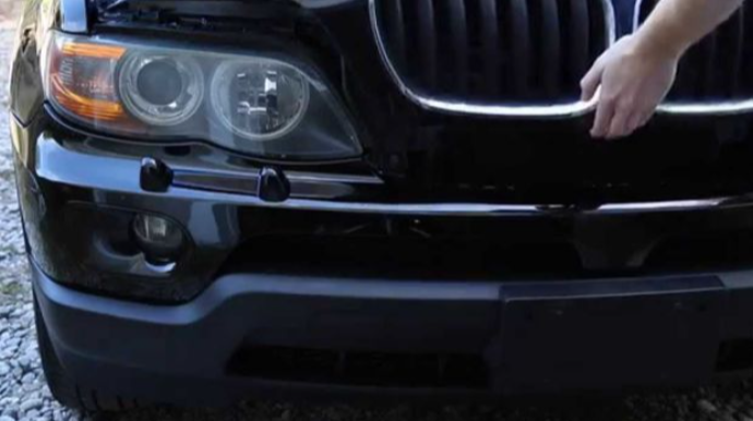Usta avtoservisdən “BMW X5”in farasını oğurladı