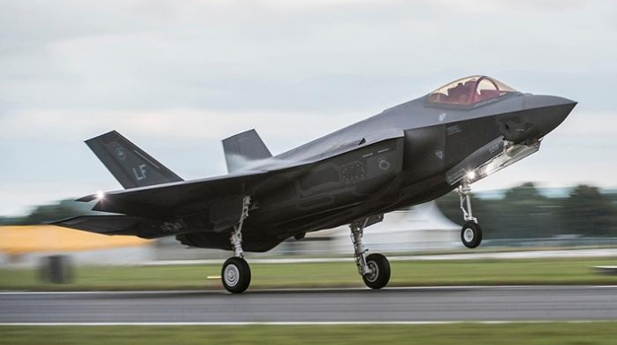 "F-35" qırıcısı təyyarə gəmisinə enməyə cəhd edərkən qəzaya uğrayıb 