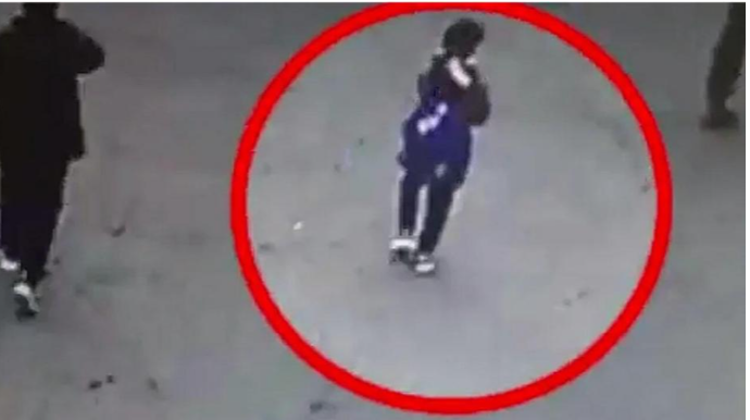 Ayaqqabısını düzəltmək üçün oturan uşağın üstündən avtomobil belə keçdi - VİDEO 