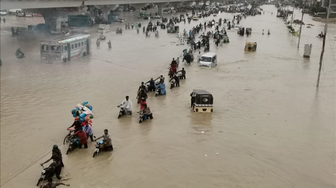Pakistanda sel suları avtomobilləri yuyub apardı  - VİDEO