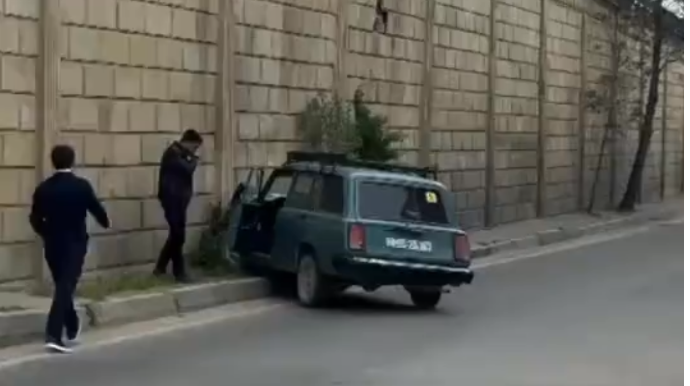 Boş yolda qəza: Sürücü avtomobili körpüyə çırpdı   - VİDEO