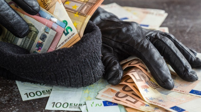 Bakıda mağazadan 2 min manatlıq oğurluq edilib