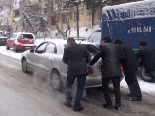 Bakıya yağan qar yolları iflic etdi, sürücülər yolda qaldı – FOTO+ VİDEO