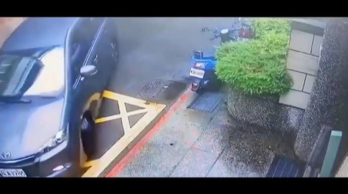 Avtomobilini park etmək istədi - dəhşətli qəza törətdi   - VİDEO