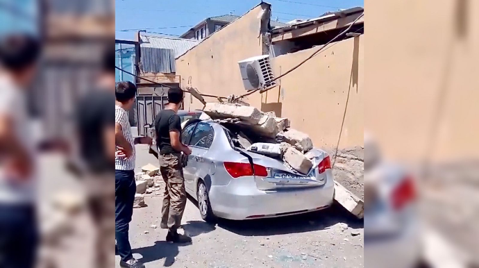 Paytaxtda daş hasar maşının üzərinə düşdü  - VİDEO