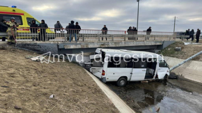 Mikroavtobus dirəyə çırpıldı, 10 nəfər... 