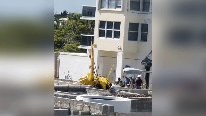 Təyyarə çoxmərtəbəli binaya çırpılıb