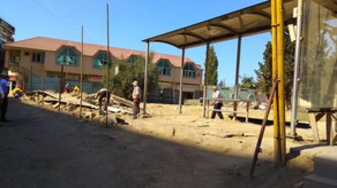 Avtobus dayanacağının ətrafına çəkilmiş dəmir hasar sökülüb - FOTO
