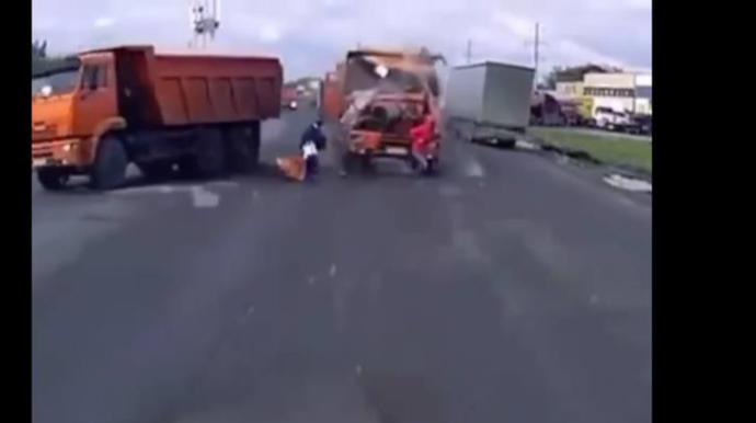 Yük avtomobilinin altında qalmaqdan son anda xilas oldular  - VİDEO