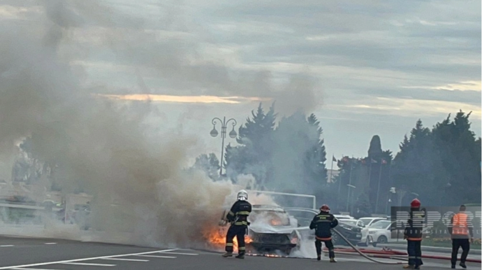 Milli Məclisin qarşısında avtomobil yandı - FOTO