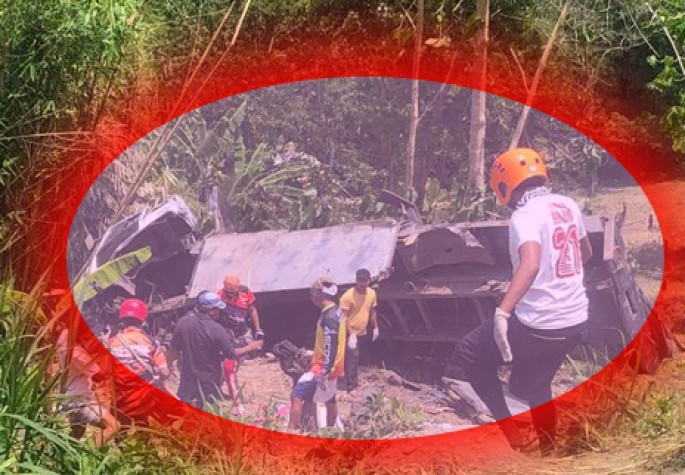 Turistlərin olduğu yük maşını uçuruma yuvarlandı: azı 20 nəfər ölüb - FOTO