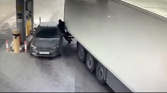 Avtomobili qorumaq üçün özünü TIR ın qabağına atdı; Çox ciddi xəsarət aldı -ANBAAN VİDEO 