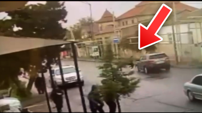 Yolu qadağan olunmuş yerdən qaçaraq keçən məktəblini maşın vurub öldürdü – ANBAAN VİDEO 