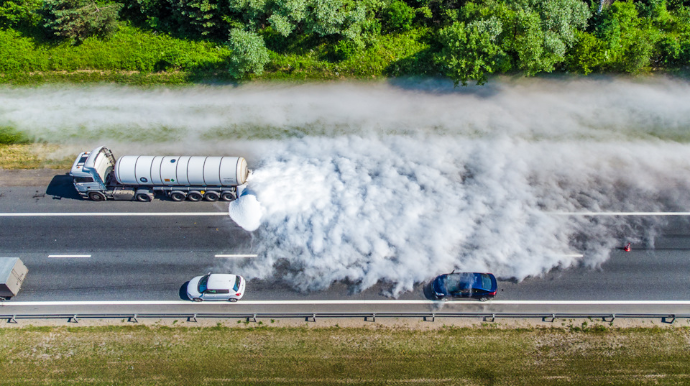 Yük avtomobili qəzaya düşdü - Yolda göz-gözü görmədi   - VİDEO
