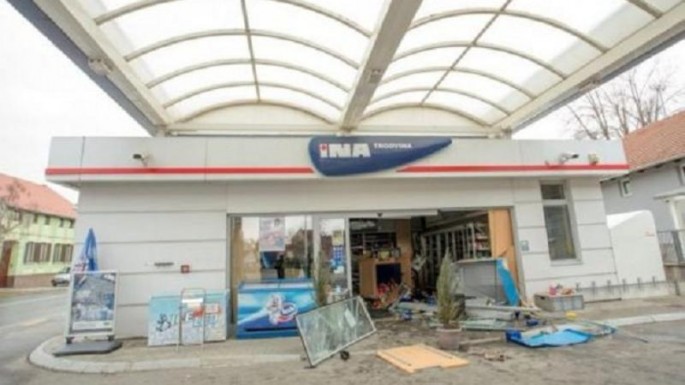 Şokolad almaq üçün avtomobillə mağazaya girdi - FOTO