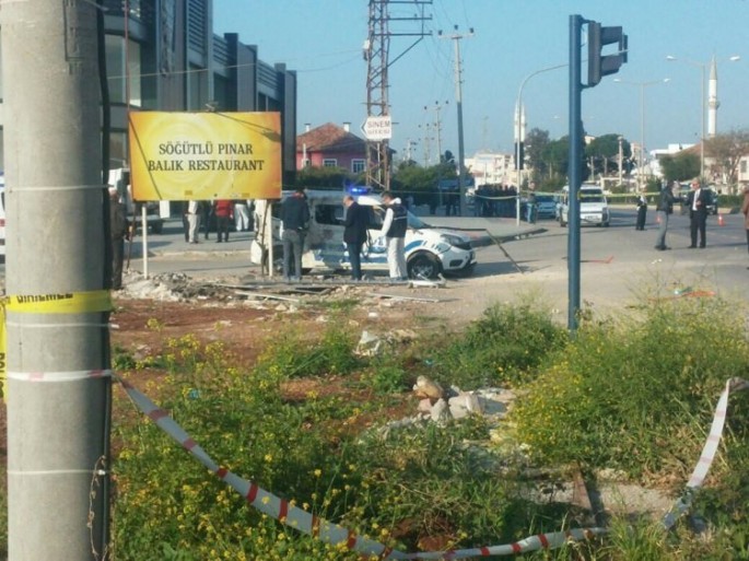 Polis avtomobilinə hücum: 2 yaralı - FOTO