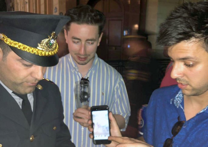 Polis itən cüzdanı taparaq əcnəbi sahibinə qaytarıb - FOTO