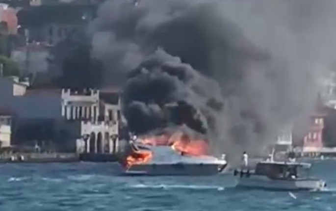 İstanbulda yaxta yandı - VİDEO