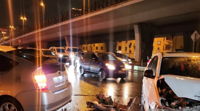 Bakıda iki avtomobil toqquşub, xəsarət alan var - FOTO 