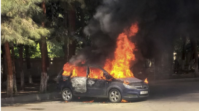 Bakıda minik avtomobili yanıb