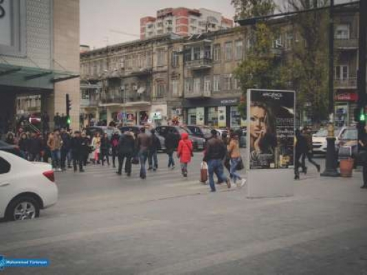 Qaçaraq yolu keçənlər: Nə işıqfor, nə də polislər onları durdura bilmir - FOTO