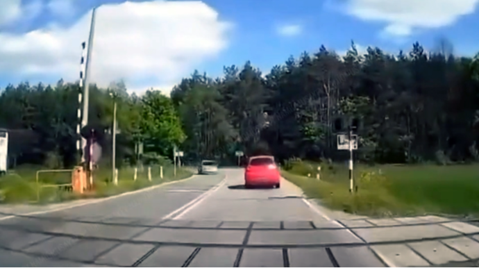 Yüksək sürətlə döngəyə girən sürücü ağır qəza törətdi - VİDEO 