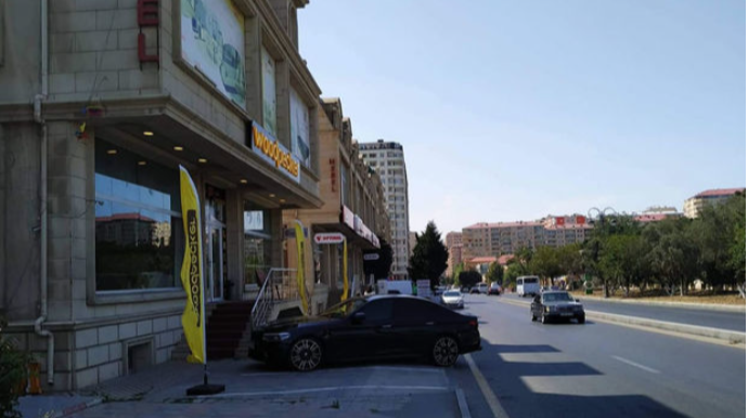 В Хырдалане владелец магазина организовал незаконную парковку - ЗАЯВЛЕНИЕ 