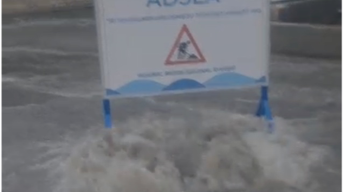 Bakı səhəri belə açdı - Yağışlı yollardan yeni görüntülər - VİDEO