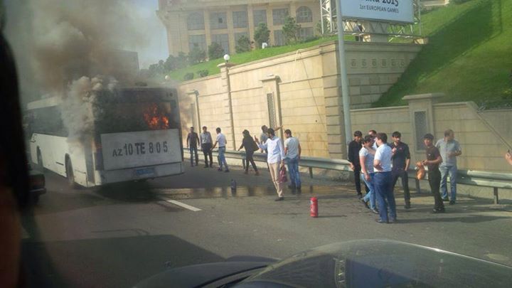 Bakıda avtobus yandı - FOTO+VİDEO